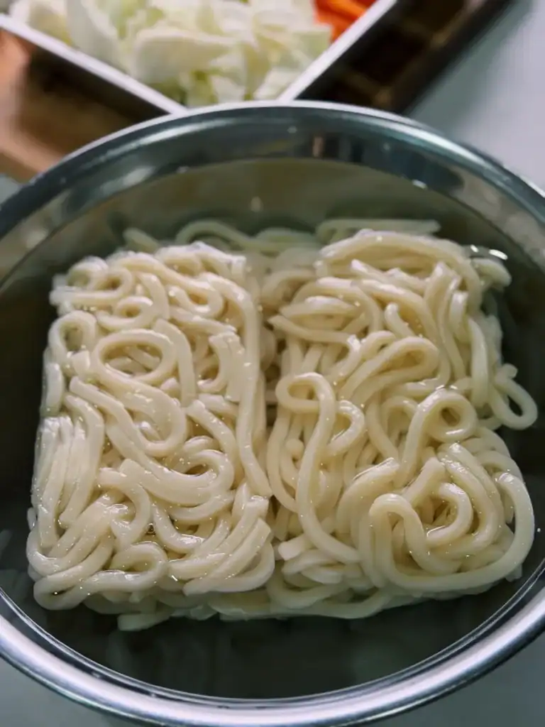 Soaking and Loosening frozen udon for Yakiudon