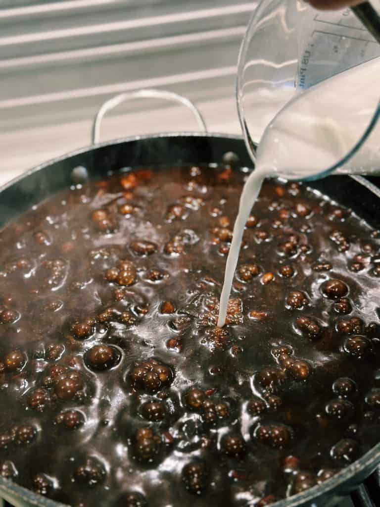 Adding cornstarch slurry to Jjajangmyeon