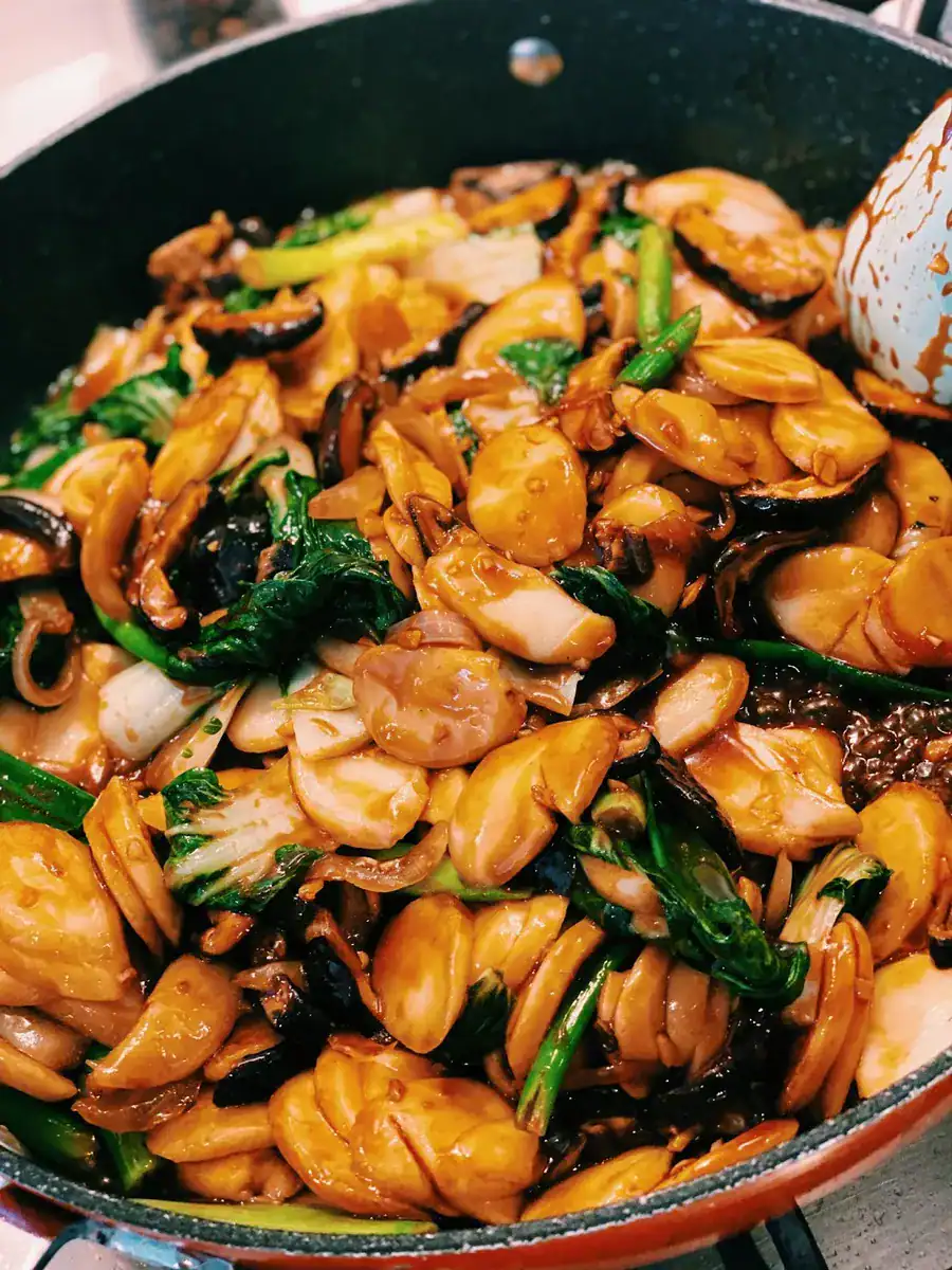 Stir Frying Shanghai Stir Fried Rice Cakes