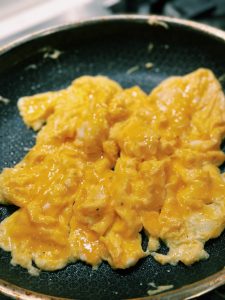 Frying Eggs for Easy Tomato and Egg Rice: 15 Minute Meal or Tomato Egg Beef Stir Fry