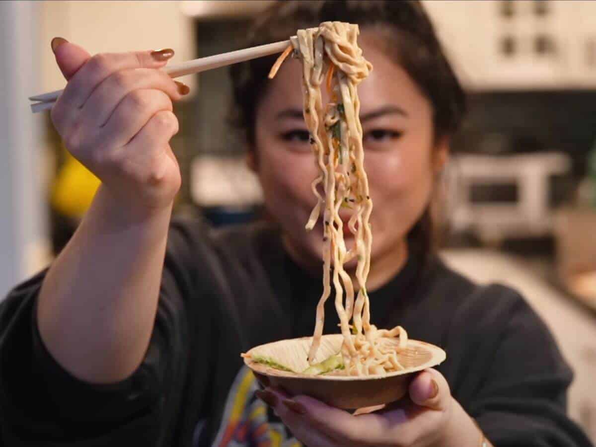 Tiffy Showing the texture and size of kai dong's sun dried QQ noodles.