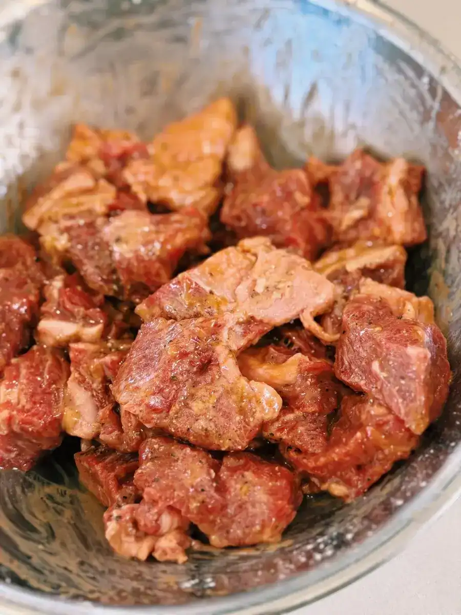 Cubes of steak marinating for Stir Fried Asparagus Steak