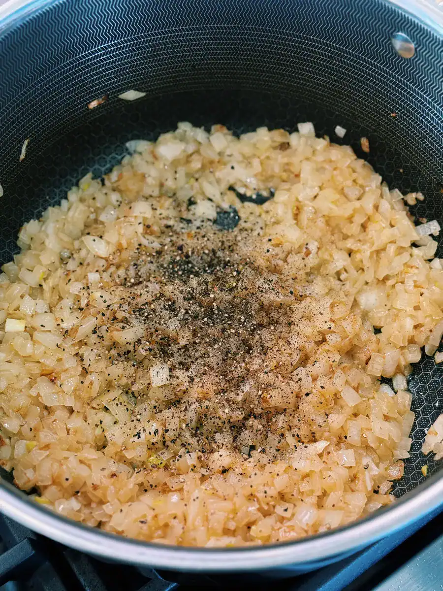 Sautéing onion and adding black pepper for black pepper katsu curry
