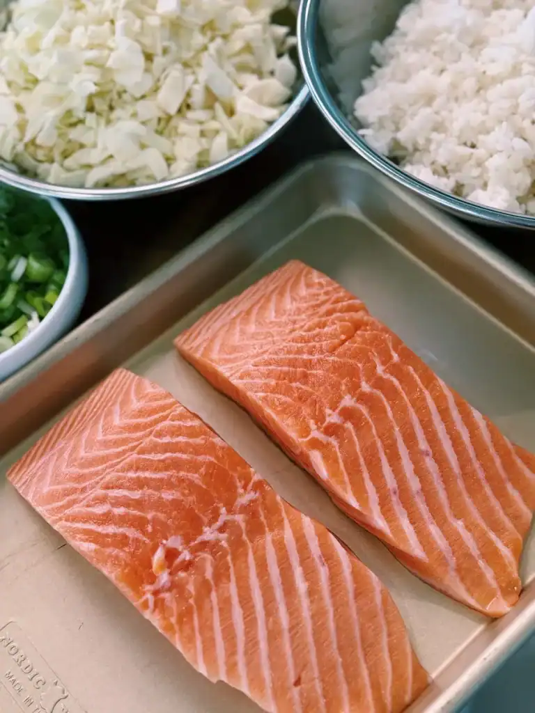 Cold Rice, Chopped Cabbage, Chopped Green Onion, and Salmon Filet are the ingredients needed for Golden salmon Fried Rice 