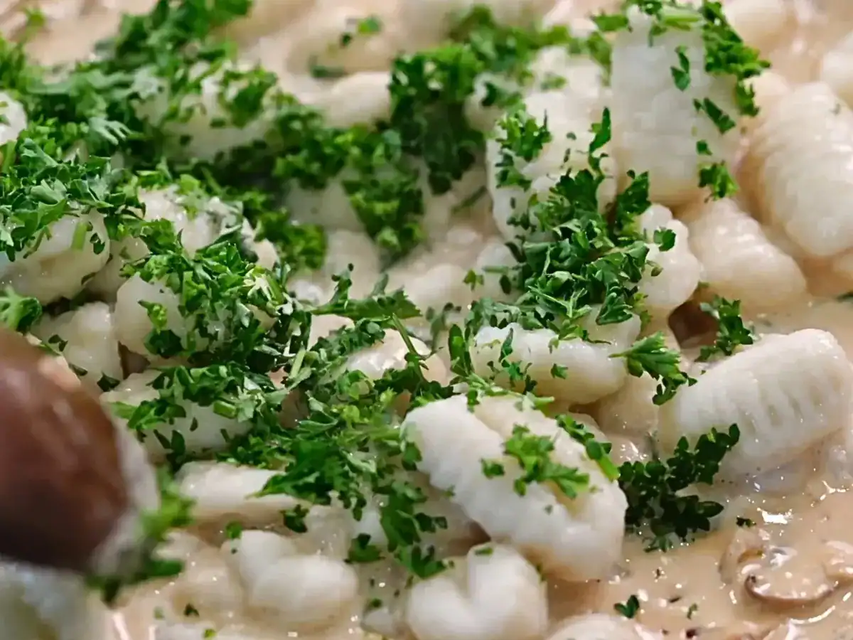Add fresh chopped parsley into the creamy sauce for Japanese Inspired creamy mushroom gnocchi.