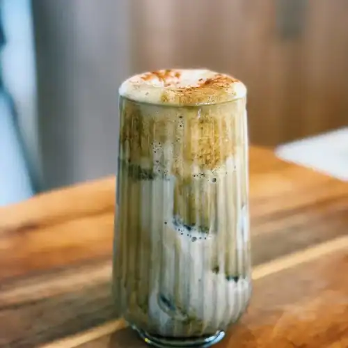 Brown Sugar Cinnamon Hojicha Latte sprinkled with cinnamon