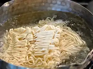 Cooking Kai dong QQ noodles for braised chicken noodle soup
