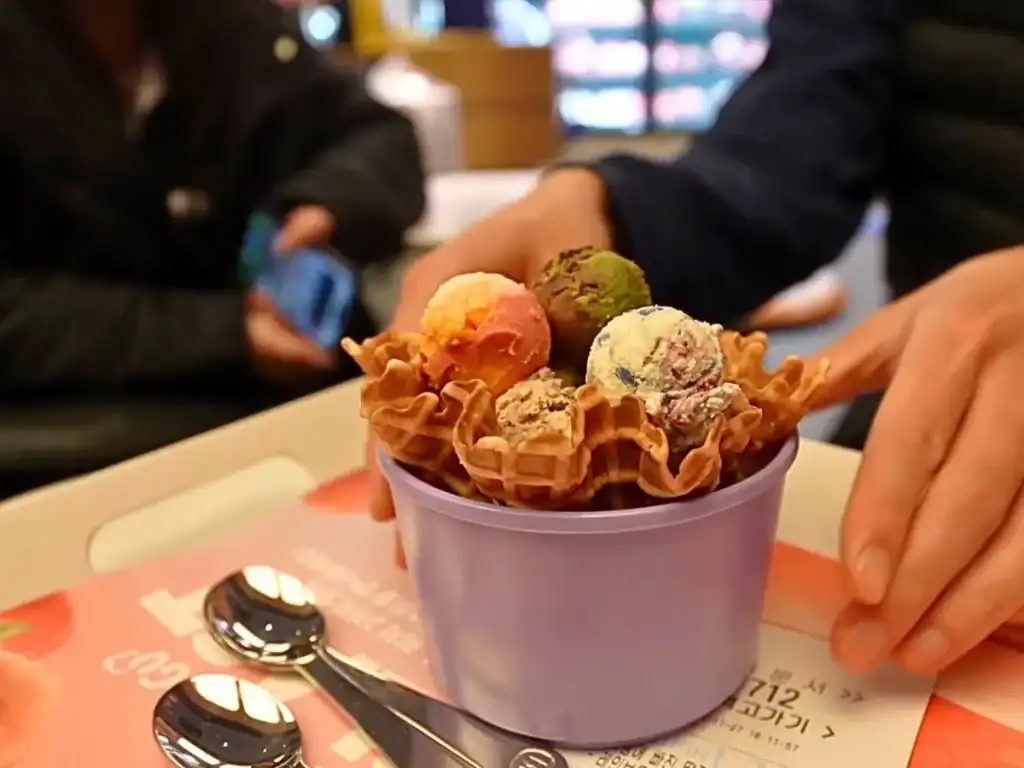 Viral Baskin Robbins Korea 10 Mini in Hannam, Seoul, featuring 10 mini-scoop flavors in a waffle bowl