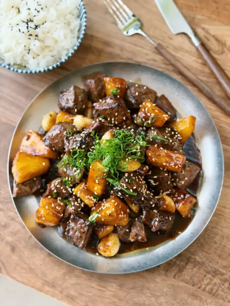 Top view of a plate of Pineapple Garlic steak Bites